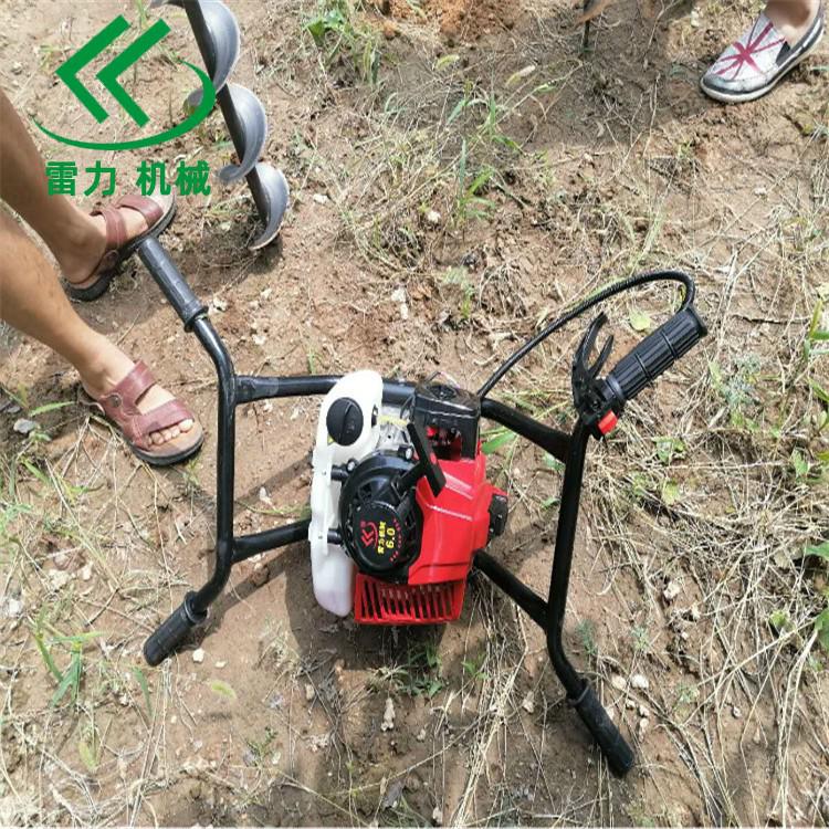 挖樹坑機安全運轉(zhuǎn)在山體之間